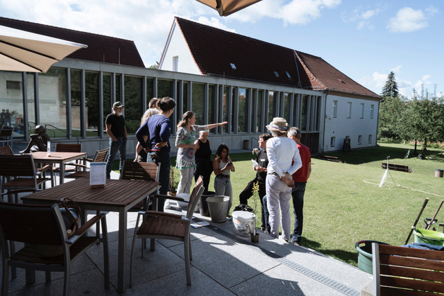 Rückblick. Besprechung auf dem Balkon. 