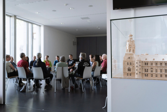 Rückblick. Besprechung in einem Stuhlkreis.